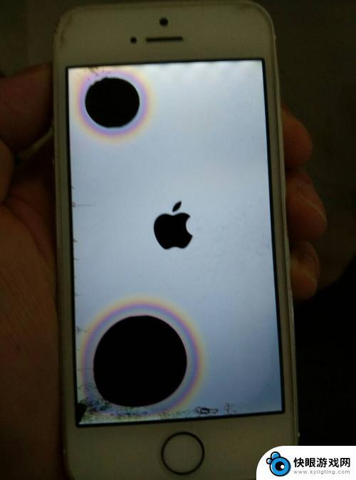 苹果手机进水屏幕变灰 手机屏幕进水后有水渍怎么解决