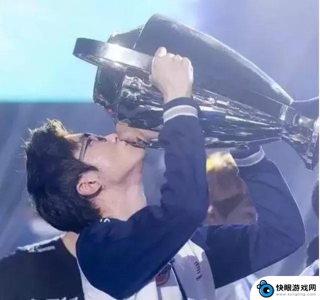 Faker 获得名人堂定制奔驰，电竞传奇再添光辉